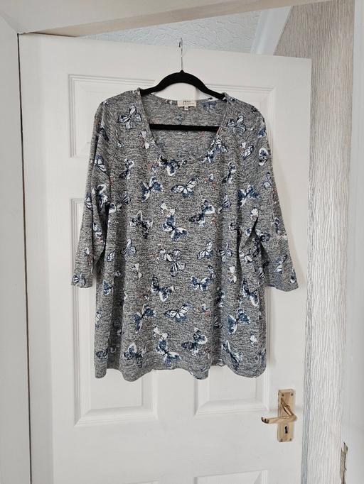 Buy & Sell Newton Doncaster - Photos for Butterfly pattern top, size 20.