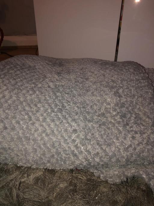 Buy & Sell Bilston Wolverhampton - Photos for Large fluffy blanket