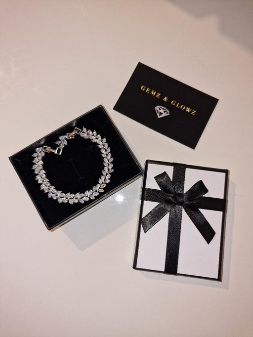 Buy & Sell Upton Park East London - Photos for Iced Leaf Women's Adjustable Bracelet 💎