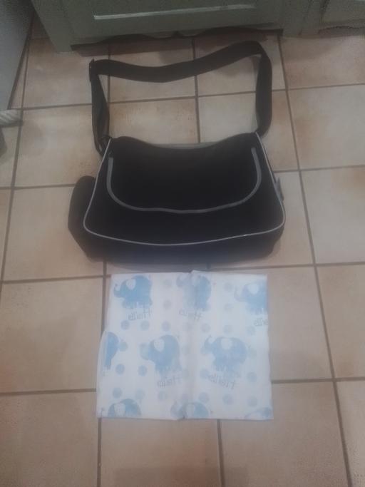 Buy & Sell Aldridge Walsall - Photos for BOOTS BLACK CHANGING BAG & CHANGING MAT