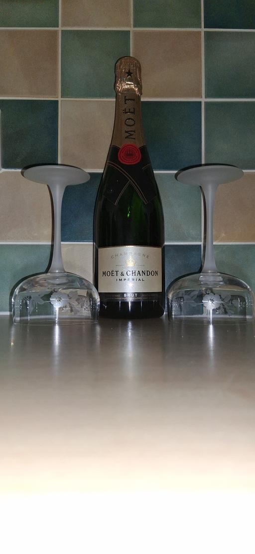 Buy & Sell Charnwood Leicestershire - Photos for Champagne and glasses