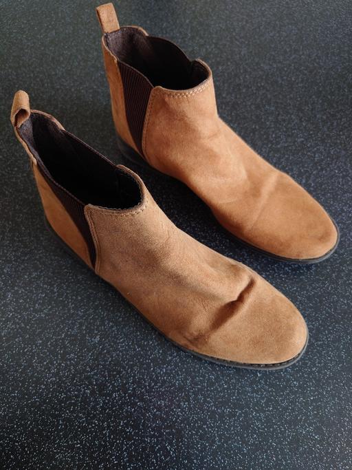 — Women's brown ankle shoes size 5