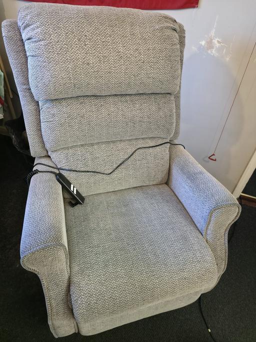Buy & Sell Yew Tree Estate Sandwell - Photos for rise and recliner chair