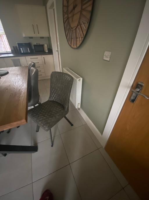 Buy & Sell Hagley Bromsgrove - Photos for Dining table and 6 chairs