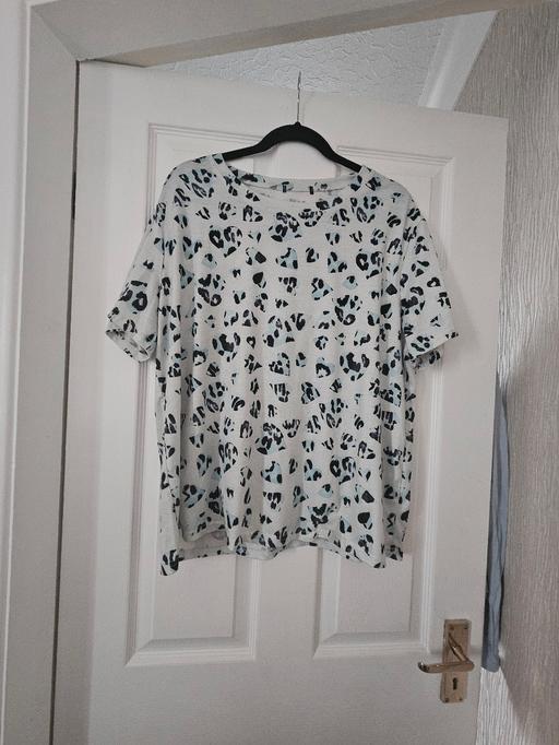 Buy & Sell Newton Doncaster - Photos for Patterned T-shirt, size 18.