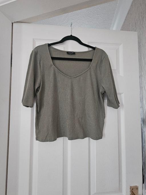 Buy & Sell Newton Doncaster - Photos for New Look shorter length top, size 18.