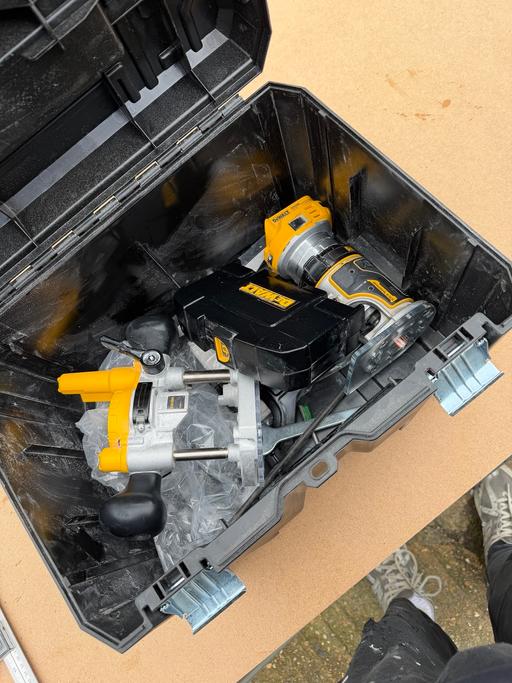 Buy & Sell Loughton Epping Forest - Photos for Dewalt 1/4 router cordless with accessories