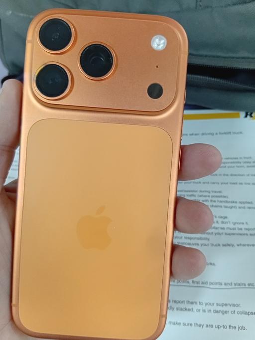 Buy & Sell Castle Green East London - Photos for iPhone 17 pro 256 go cosmic orange