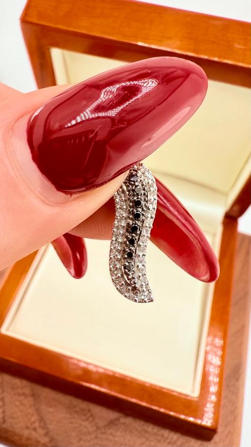 Buy & Sell Harrow on the Hill North West London - Photos for 9ct Gold Black and White Diamond Pendant