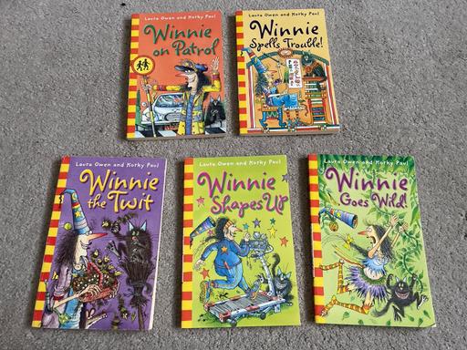 Buy & Sell Colliers Wood South West London - Photos for 5 Winnie the Witch book set