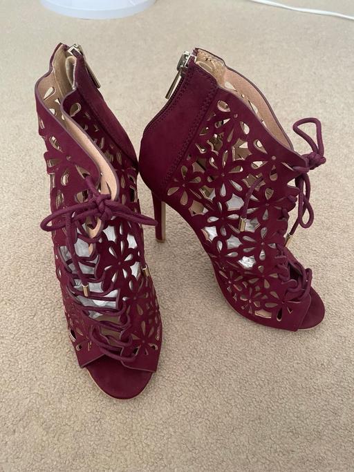 Buy & Sell Soundwell South Gloucestershire - Photos for Purple Flower Netted Stiletto