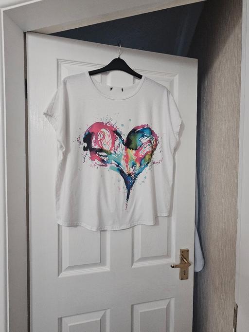 Buy & Sell Newton Doncaster - Photos for Heart pattern T-shirt, size 18.