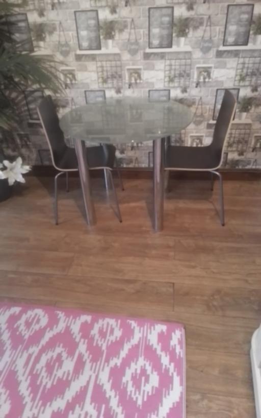 Buy & Sell Swinley Wigan - Photos for TABLE AND CHAIRS