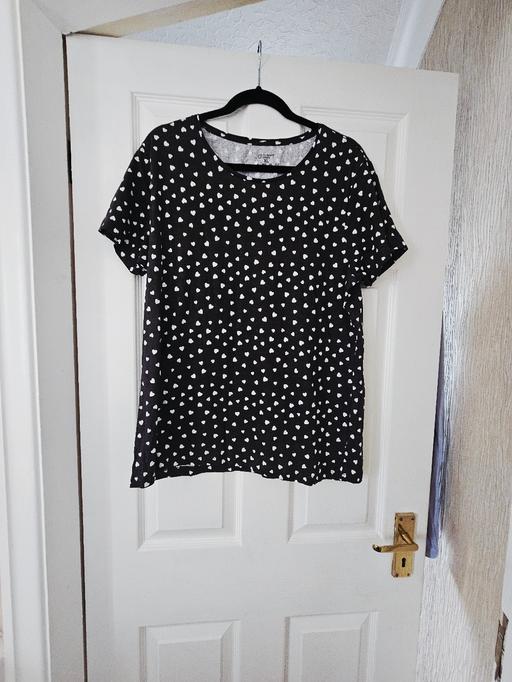 Buy & Sell Newton Doncaster - Photos for Heart patterned T-shirt, size 18/20..NEW