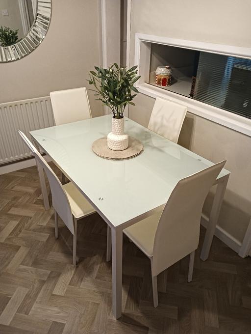 Buy & Sell Upper Gornal Dudley - Photos for White dining table