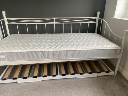 Buy & Sell Thornaby Stockton-on-Tees - Photos for For sale single bed with pull out under bed