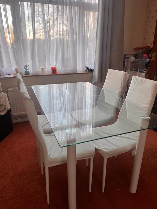 Buy & Sell Buckhurst Hill Epping Forest - Photos for Glass Dining Table + 4 White Chairs