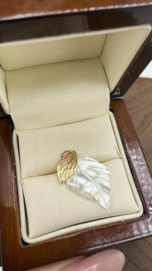 Buy & Sell Harrow on the Hill North West London - Photos for 9ct Gold and Mother of Pearl Leaf Pendant