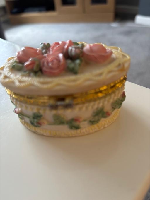 Buy & Sell Becontree East London - Photos for Vintage trinket box