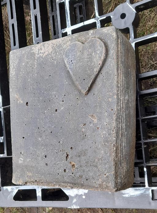 Buy & Sell Pendeford Wolverhampton - Photos for Book with heart concrete garden ornament