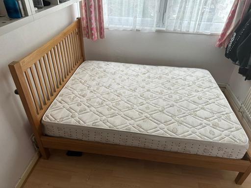 Buy & Sell Pentonville North London - Photos for QUICK SALE: KING SIZED BED FRAME & MATTRESS