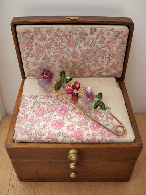 Buy & Sell Newtown Blaenau Gwent - Photos for New large rhinestone safety pin clip brooch