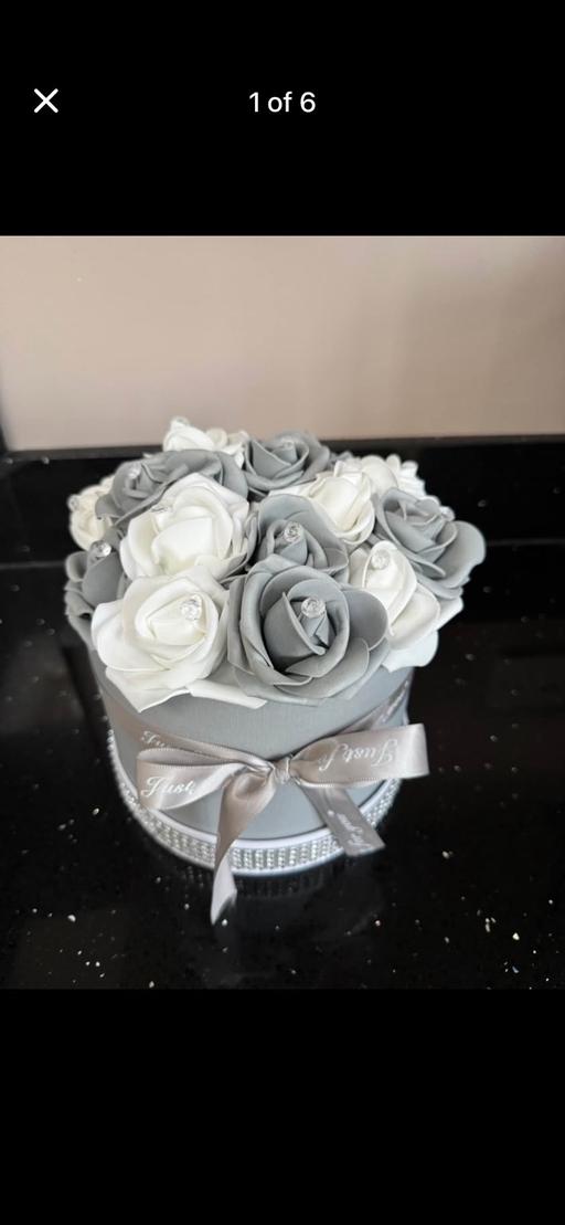 Buy & Sell New Eltham South East London - Photos for Beautiful foam flowers grey and white in box