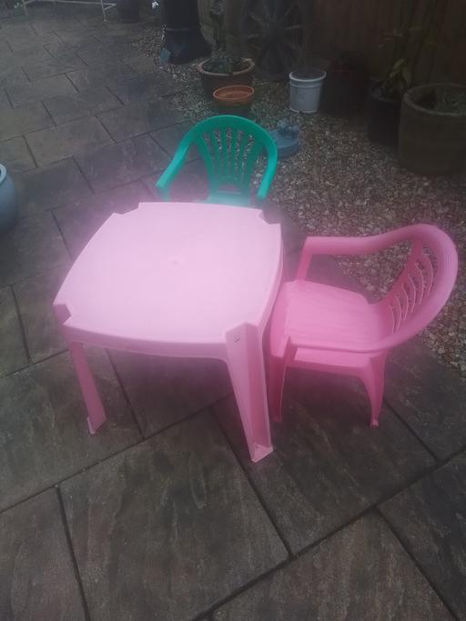 Buy & Sell Streetly Walsall - Photos for CHILDS PLASTIC TABLE AND 2 CHAIRS