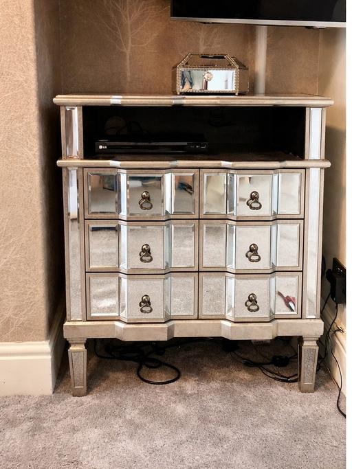 Buy & Sell Hale Barns Trafford - Photos for Mirrored Chest of Drawers/ TV Stand