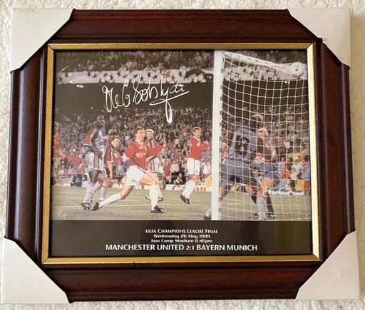 Buy & Sell Fleetwood Wyre - Photos for Signed Manchester United photo