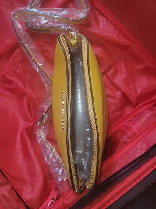 Buy & Sell Forestdale South East London - Photos for Micheal lord yellow hand bag
