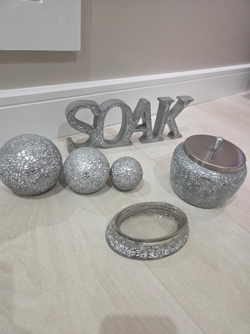 Buy & Sell Weston Point Halton - Photos for Silver cracked glass bathroom decor