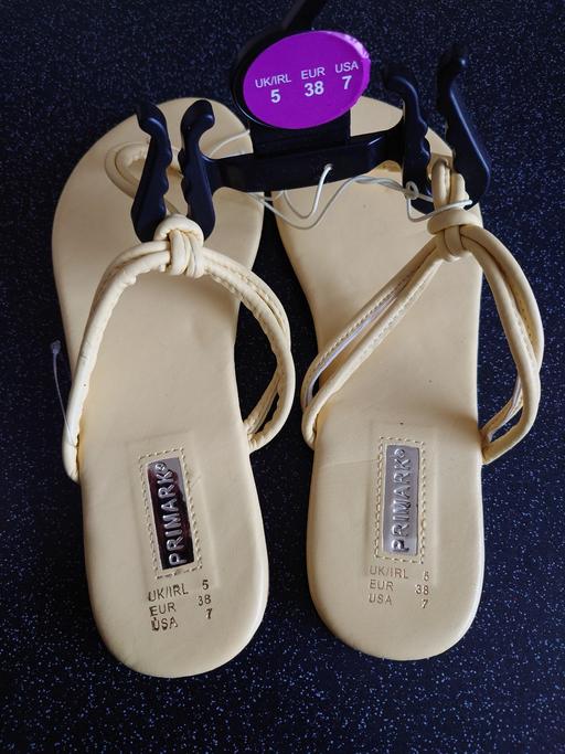 Buy & Sell Woodthorpe Charnwood - Photos for Women's yellows sandals size 5