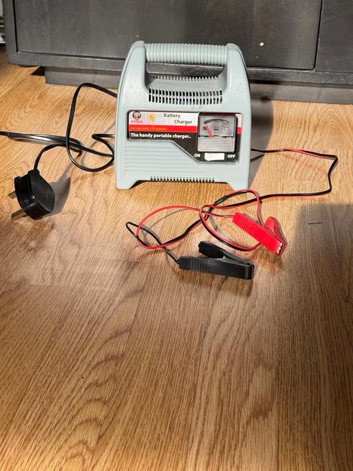 Vehicles Bedford Park West London - Photos for Car/motorcycle battery charger 12v