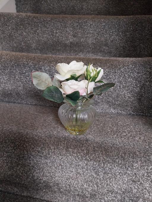 Buy & Sell Essington Wolverhampton - Photos for Artificial Roses in Glass Vase
