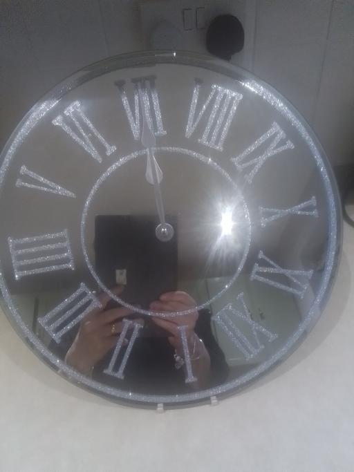 Buy & Sell Aldridge Walsall - Photos for ROUND GLASS CLOCK