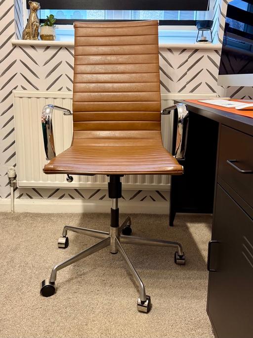 Buy & Sell Fairfield High Peak - Photos for Brown faux leather office swivel chair - £70
