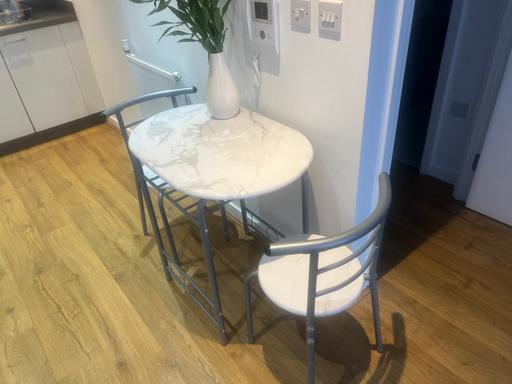 Buy & Sell Croydon Croydon - Photos for Table and two chairs