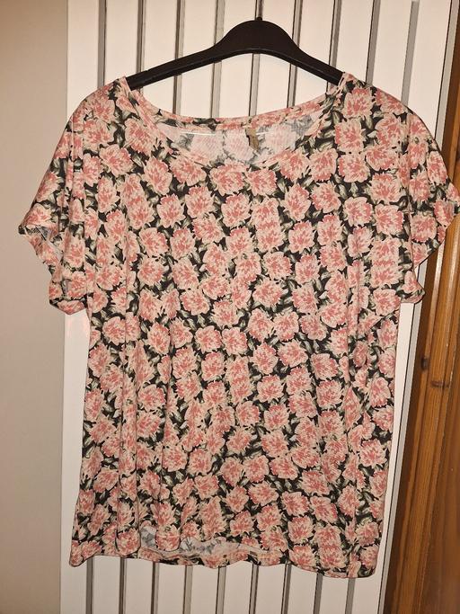 Buy & Sell Ettingshall Park Wolverhampton - Photos for Size 14-16 Floral Tshirt