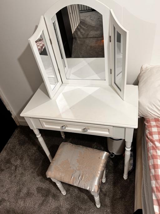 Buy & Sell Beckton East London - Photos for Dressing table with mirror and chair