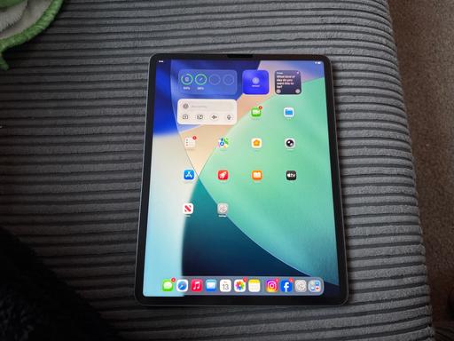 Buy & Sell Horley Reigate and Banstead - Photos for iPad Pro Bundle - (iPad and Magic Keyboard)