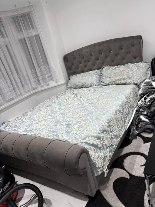 Buy & Sell Kenton Brent - Photos for Dreams bed with bedside