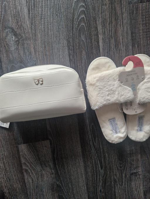 Buy & Sell Scholes Rotherham - Photos for New L slippers & new L cosmetic bag