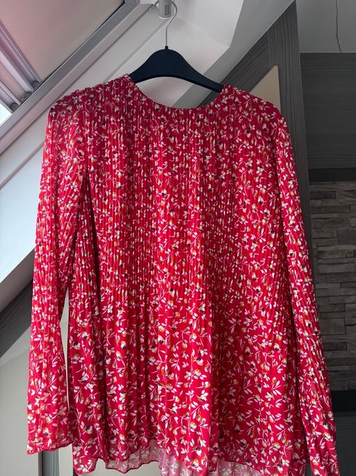 Buy & Sell Enfield Town Centre Enfield - Photos for Red floral pleated blouse