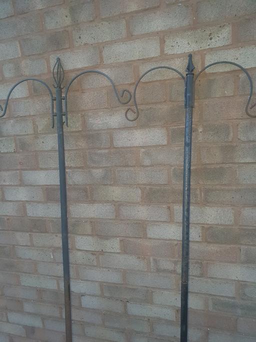 Buy & Sell Pensnett Dudley - Photos for 2 , Metal Hooks, Planter, Bird Bath & Screen.