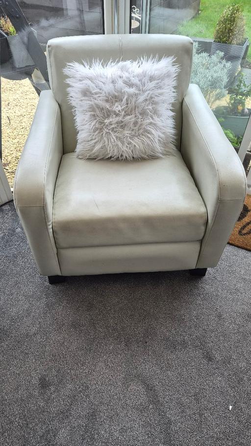 Buy & Sell Radcliffe Bury - Photos for cream leather chair