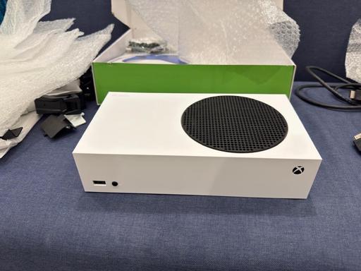 Buy & Sell Woodlands South West London - Photos for Xbox S + 2 controllers + 4 batteries