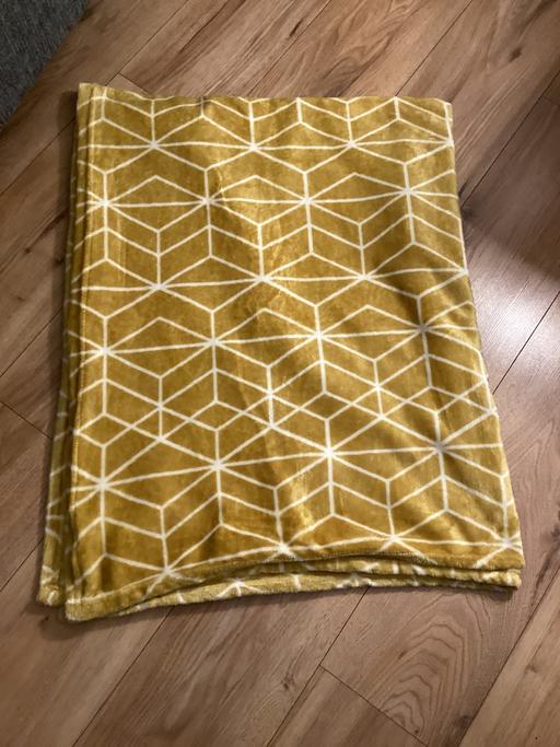 Buy & Sell Shotton Colliery County Durham - Photos for Single yellow throw