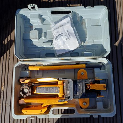 Vehicles Swan Village Sandwell - Photos for Hydraulic trolly jack in case ( no stands)