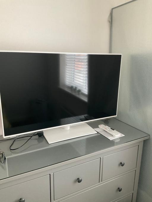 Buy & Sell Telford Way Industrial Estate North Northamptonshire - Photos for Panasonic viera 42 inch LCD WHITE TV